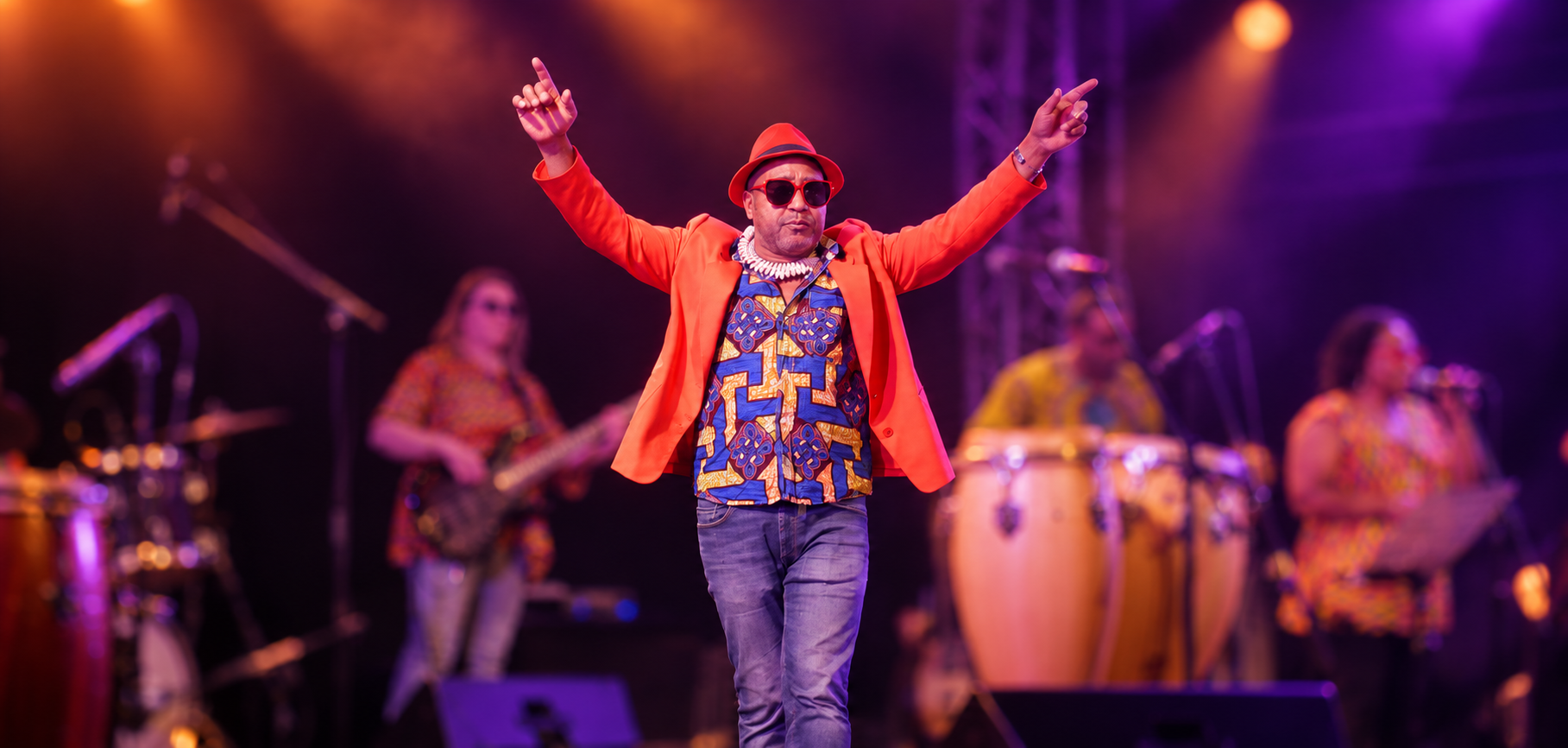 Bouba sur scène pendant un concert de musique africaine